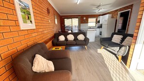 TV - Cameo Court Unit 7 - Bring your own linen (SOUTH WEST ROCKS)