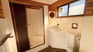 Bathtub, toilet paper - Cameo Court Unit 7 - Bring your own linen (SOUTH WEST ROCKS)