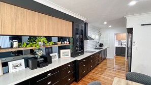 Kjøleskap, ovn, oppvaskmaskin og høy barnestol