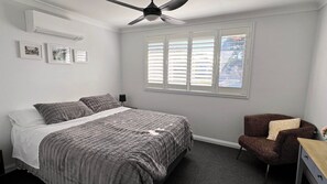 3 quartos, berço de viagem, acesso à internet, roupa de cama