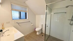 A bathroom with a bathtub, toilet, and a glass-enclosed shower area. - Parkside # 1 - South West Rocks (South West Rocks)