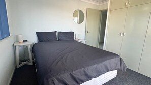 3 bedrooms, Internet - BeachView Apartment 1 - Bring your own linen (SOUTH WEST ROCKS)