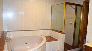 Bathtub, jetted bath - Baywatch - Bring your own linen (SOUTH WEST ROCKS)