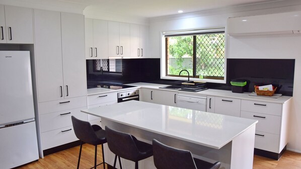 Microwave, dishwasher - Sutt's Retreat Accommodation - Bring your own linen (SOUTH WEST ROCKS)