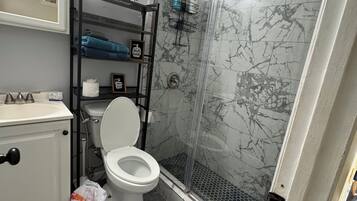 Baignoire, sèche-cheveux, serviettes fournies, savon
