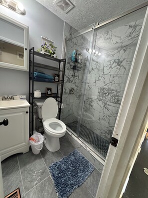 Bañera, secador de pelo, toallas y jabón