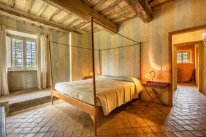 6 bedrooms, iron/ironing board, travel cot, free WiFi