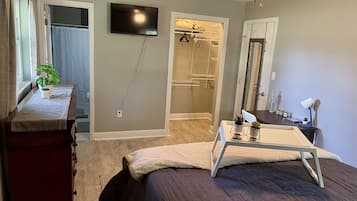 3 habitaciones, escritorio y tabla de planchar con plancha