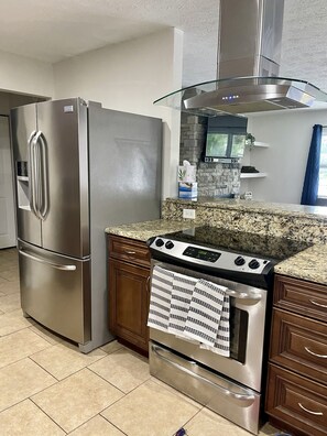 Fridge, microwave, oven, stovetop - Charming Farmhouse Getaway in Plant City (Plant City)