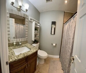 Shower, hair dryer, towels, soap - Charming Farmhouse Getaway in Plant City (Plant City)