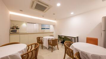 Desayuno de autoservicio diario (KRW 10000 por persona)