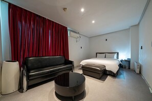 Habitación estándar | Ropa de cama de alta calidad, decoración personalizada y escritorio 