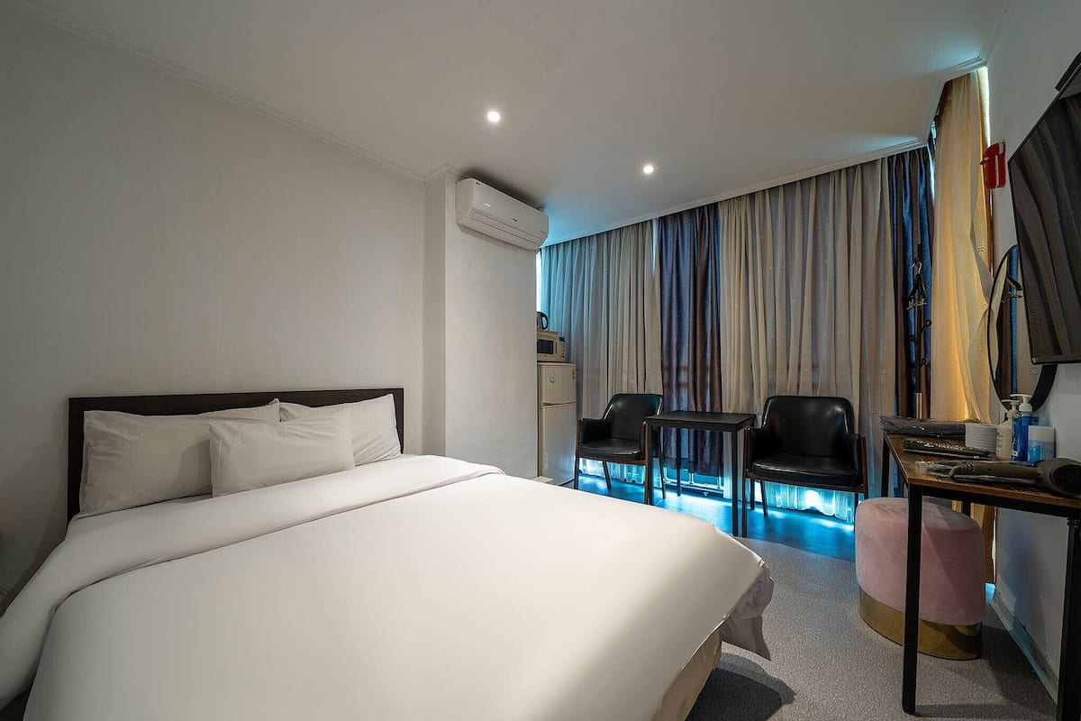 Kamar Standar | Seprai premium, didekorasi berbeda-beda, dan meja kerja