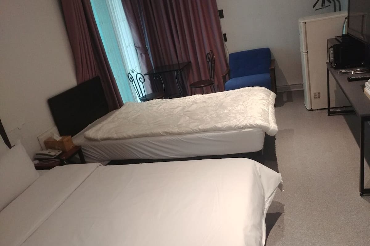 Driepersoonskamer | 1 slaapkamer, luxe beddengoed, individueel gedecoreerd, een bureau