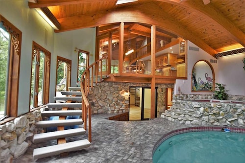 PEACEFUL RELAXING LUXURY VILLA IN-SIDE POOL & HOT TUB Krakow SHAWANO LAKE-12mi