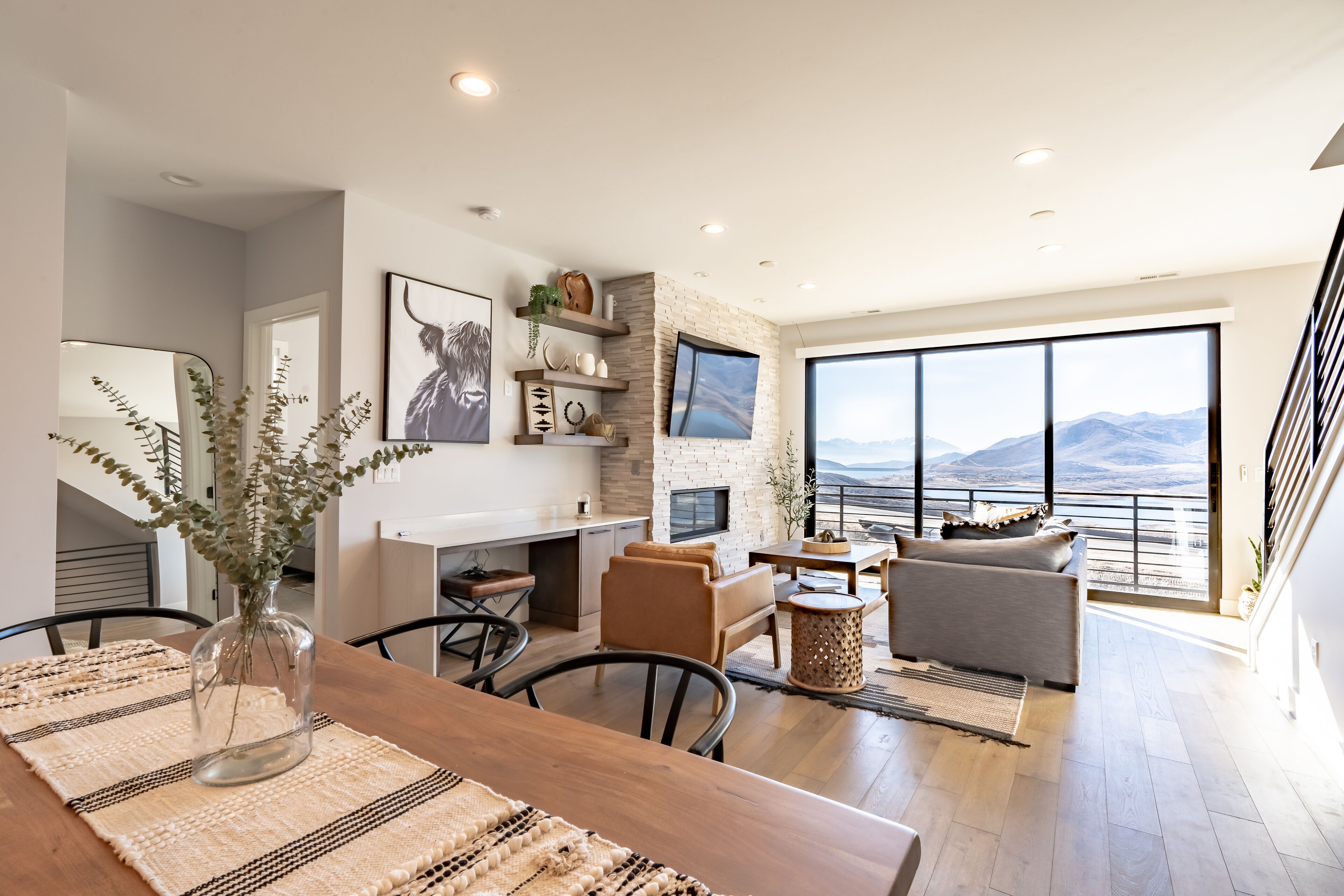 Townhome with Spectacular views of Lake and mountains, Sleeps 7