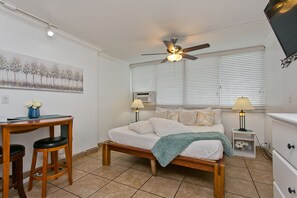 Een bureau, een strijkplank/strijkijzer, gratis wifi, beddengoed