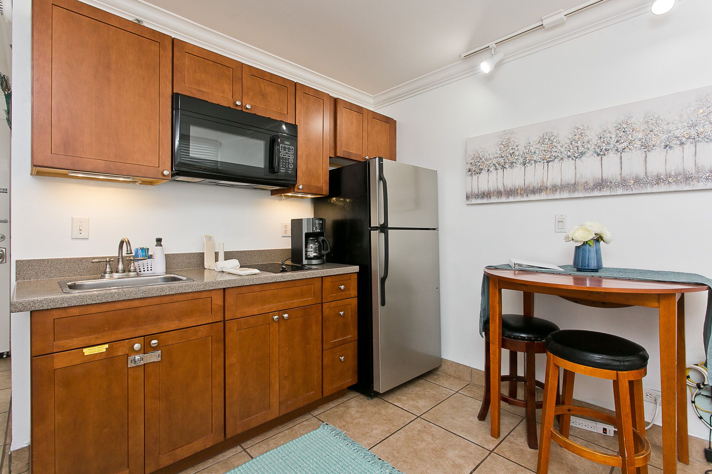 King Bed Suite at The Waikiki Grand - Just steps away from Waikiki Beach
