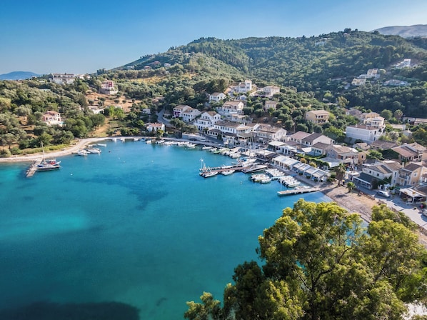 Une ville côtière dotée d’un port de plaisance, de maisons et d’un relief vallonné.