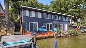 A modern house with a dock, outdoor seating, and kayaks. - NEW Lakefront Escape Private Dock & Lake Views (Alton)