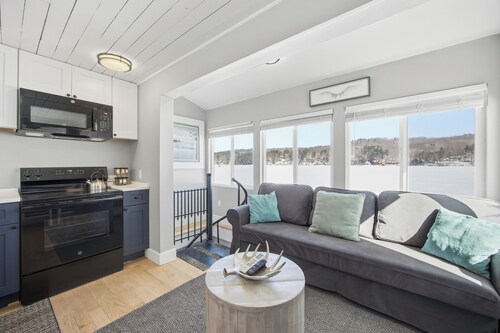 NEW Lakefront Escape Private Dock & Lake Views