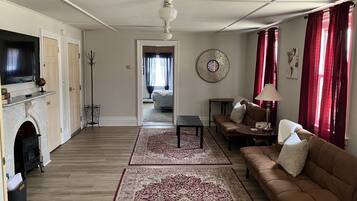 Una televisión, una chimenea