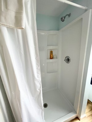 Ensemble douche/baignoire, sĂšche-cheveux, serviettes fournies, savon