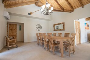 Dining - New Luxury 5 bedrooms 3.5 bath villa 2 minutes to the ❤️ of Palm Beach👙🏝☀️ (Noord)