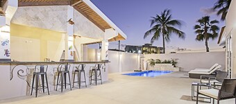 New Luxury 5 bedrooms 3.5 bath villa 2 minutes to the ❤️ of Palm Beach👙🏝☀️