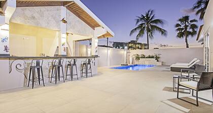 New Luxury 5 bedrooms 3.5 bath villa 2 minutes to the ❤️ of Palm Beach👙🏝☀️