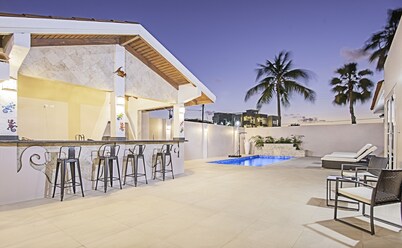 New Luxury 5 bedrooms 3.5 bath villa 2 minutes to the ❤️ of Palm Beach👙🏝☀️