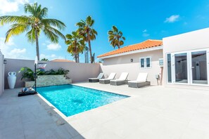 Outdoor pool - New Luxury 5 bedrooms 3.5 bath villa 2 minutes to the ❤️ of Palm Beach👙🏝☀️ (Noord)