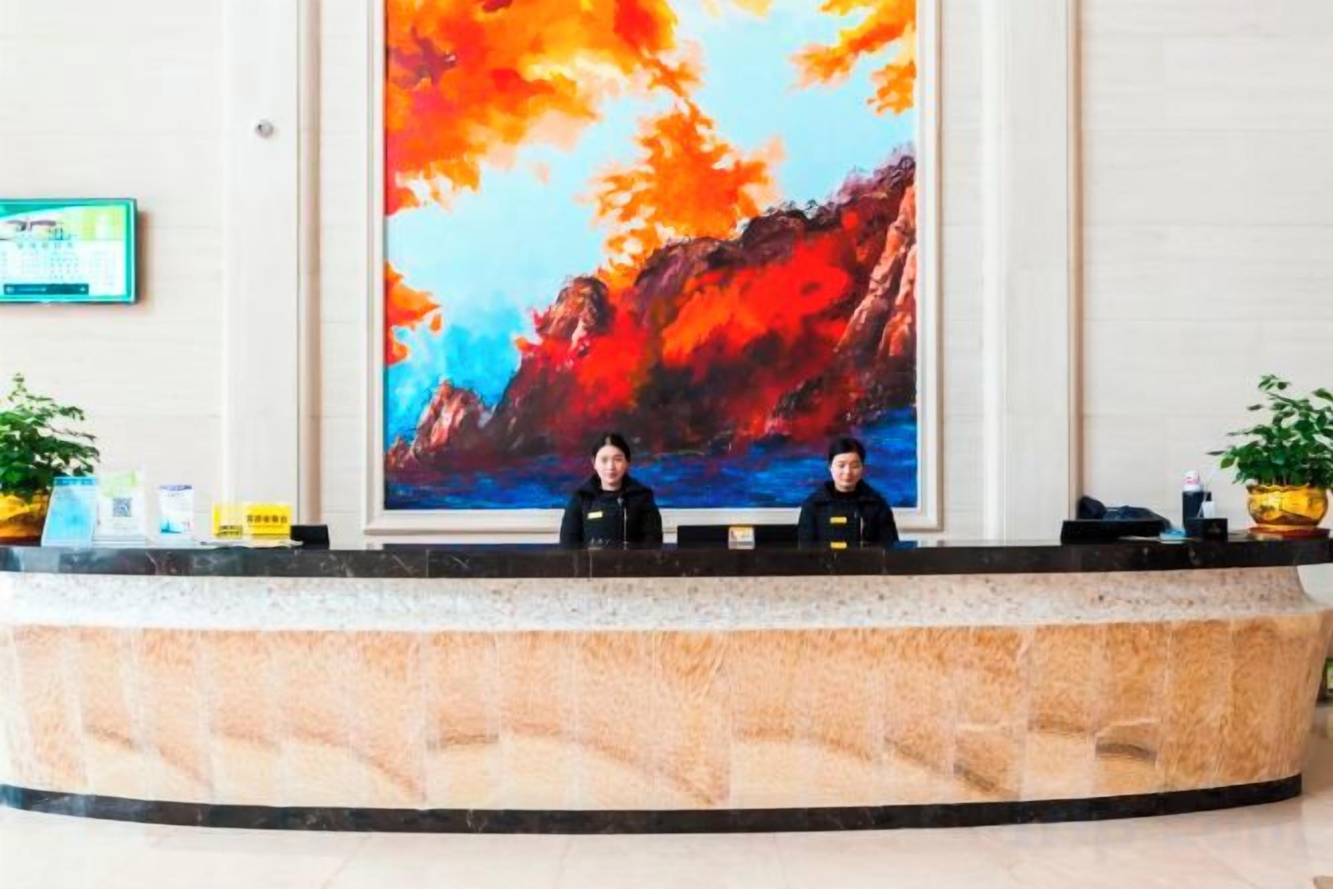 Una recepción con un cuadro abstracto de gran tamaño sobre ella.
