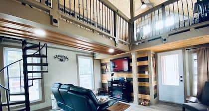 ELET Cottage, Horse Encounter - Farm Stay, Loft Cabin, 35 Mins to Beach