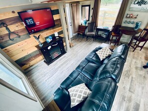 Smart TV, chimenea y libros