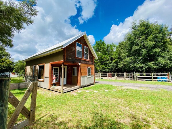 Exterior - ELET Cottage, Horse Encounter - Farm Stay, Loft Cabin, 35 Mins to Beach (Milton)