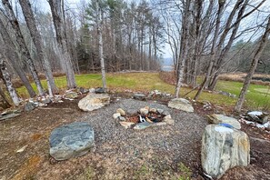 Property grounds - Tranquil house w/ pond, 3-hole golf course, sandy beach, bbq, firepit, & trails (Londonderry)