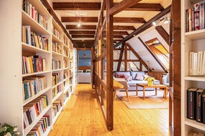 Interior - Pet-friendly Holiday Apartment "Lieblingsplatz" with Shared Terrace, Garden & Wi-Fi (Bremen)