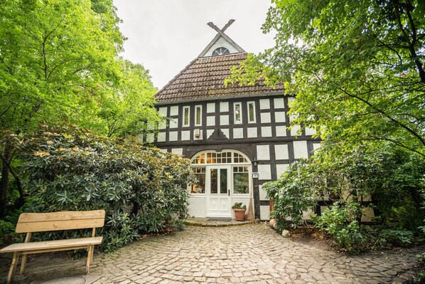 Exterior - Pet-friendly Holiday Apartment "Lieblingsplatz" with Shared Terrace, Garden & Wi-Fi (Bremen)