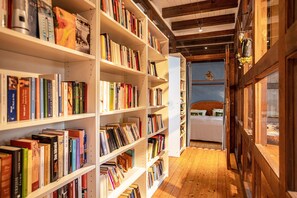 Interior - Pet-friendly Holiday Apartment "Lieblingsplatz" with Shared Terrace, Garden & Wi-Fi (Bremen)