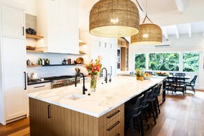 House, 5 Bedrooms | Private kitchen