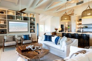 Casa, 5 habitaciones | Área de sala de estar | Smart TV y servicios de streaming 