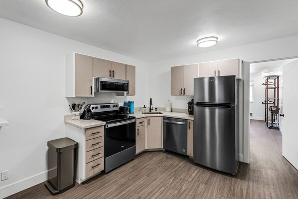 Condo, 1 phòng ngủ | Bếp riêng | Tủ lạnh, lò vi sóng, lò nướng, dụng cụ pha cà phê/trà