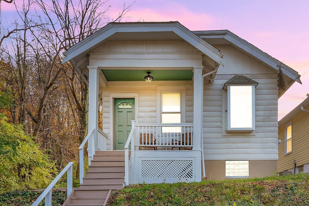 Cozy Cottage In The Heart Of Hyde Park 1 Bedroom Home by RedAwning