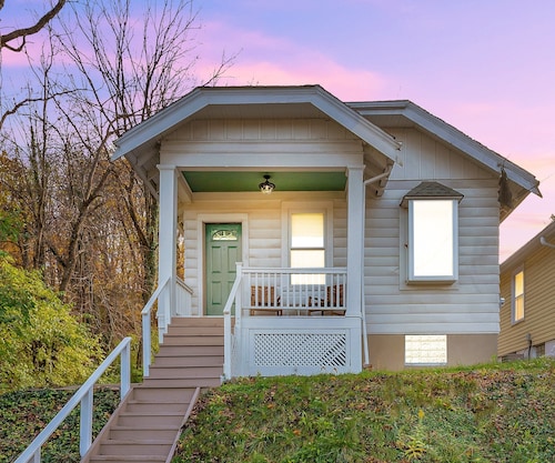 Cozy Cottage In The Heart Of Hyde Park 1 Bedroom Home by RedAwning