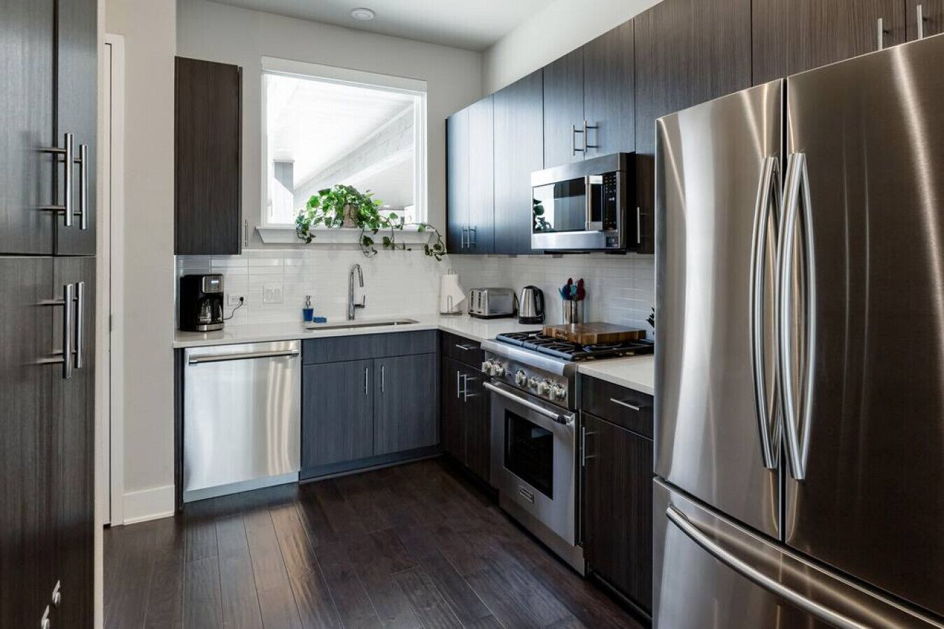 雪櫃、微波爐、焗爐、爐具