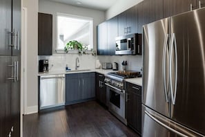 Køleskab, mikrobølgeovn, ovn, kogeplade