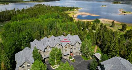 Prospector Point E 4br 3.5ba 4 Bedroom Townhouse by RedAwning