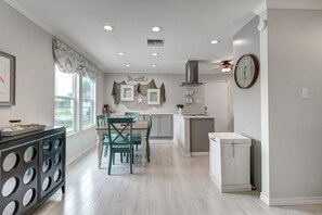Ferienhaus, 3 Schlafzimmer | Eigene Küche | Kühlschrank, Ofen, Herdplatte, Wasserkocher mit Kaffee-/Teezubehör