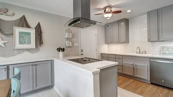 Hus, 3 soverom | Eget kjøkken | Kjøleskap, ovn, kokeplater og kaffetrakter/tekoker